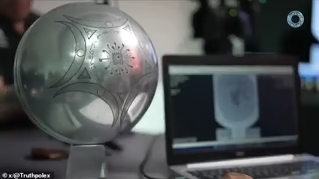 Một quả cầu được phát hiện ở Colombia hiển thị các ký hiệu mà các nhà nghiên cứu so sánh với các chữ viết cổ xưa, bao gồm chữ rune, Ogham và hệ thống chữ viết Lưỡng Hà. Họ cũng sử dụng AI để giúp giải mã một thông điệp có thể. qua-cau-la-nghi-ufo-khien-nha-khoa-hoc-canh-bao-thoi-khac-thay-doi-da-den2.jpg