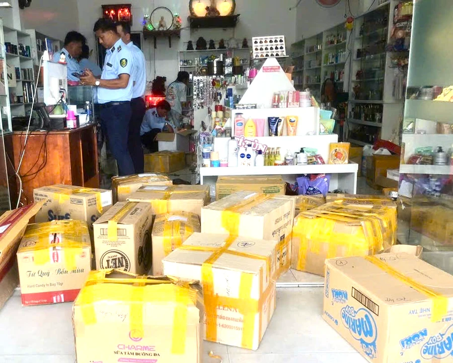 Lực lượng chức năng tịch thu hơn 2.000 sản phẩm không rõ nguồn gốc.