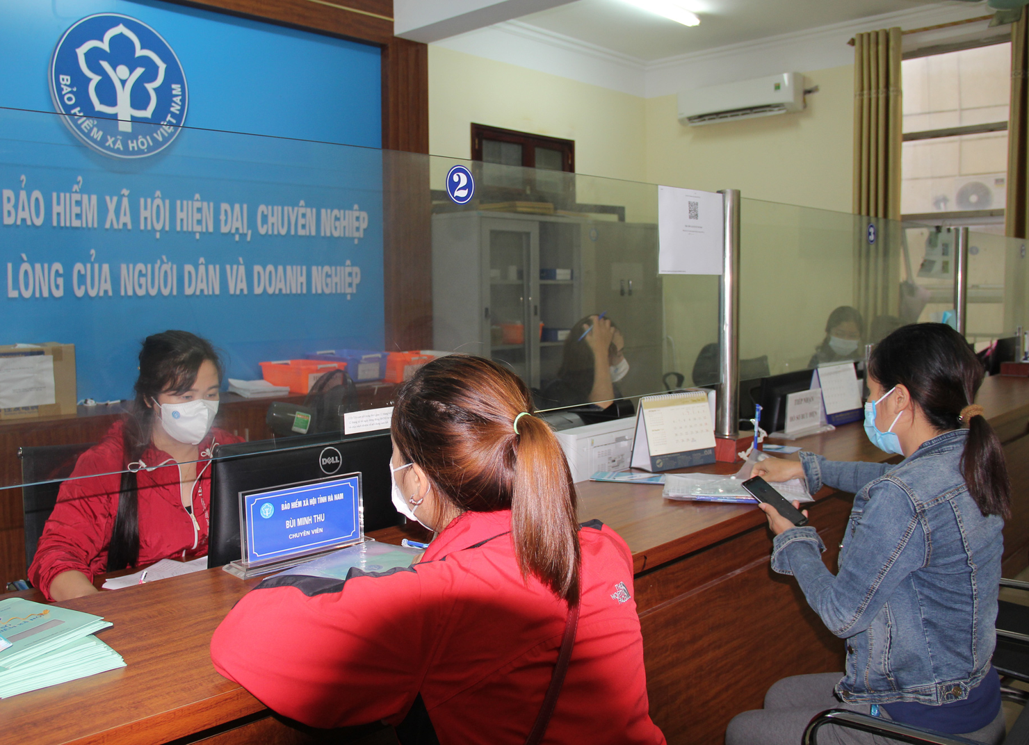 Lao động làm thủ tục hưởng chính sách BH thất nghiệp.