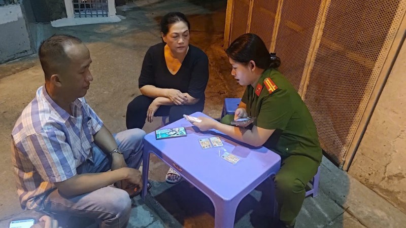 Lực lượng Công an hướng dẫn người dân góp ý cho Dự thảo Sửa đổi Hiến pháp. Ảnh: nhandan.vn