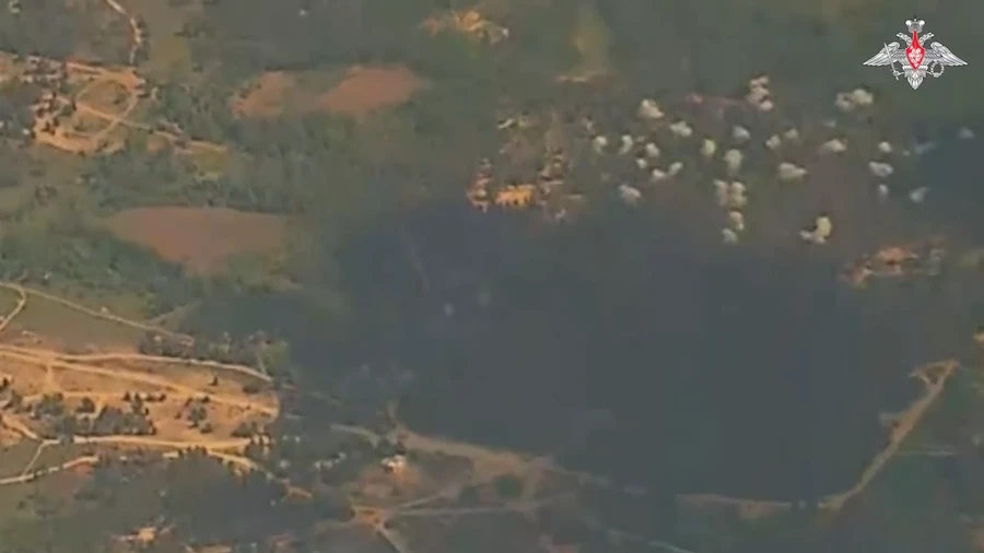 Hỏa lực tấn công quy mô lớn khắp các mặt trận, loạt khí tài thành sắt vụn