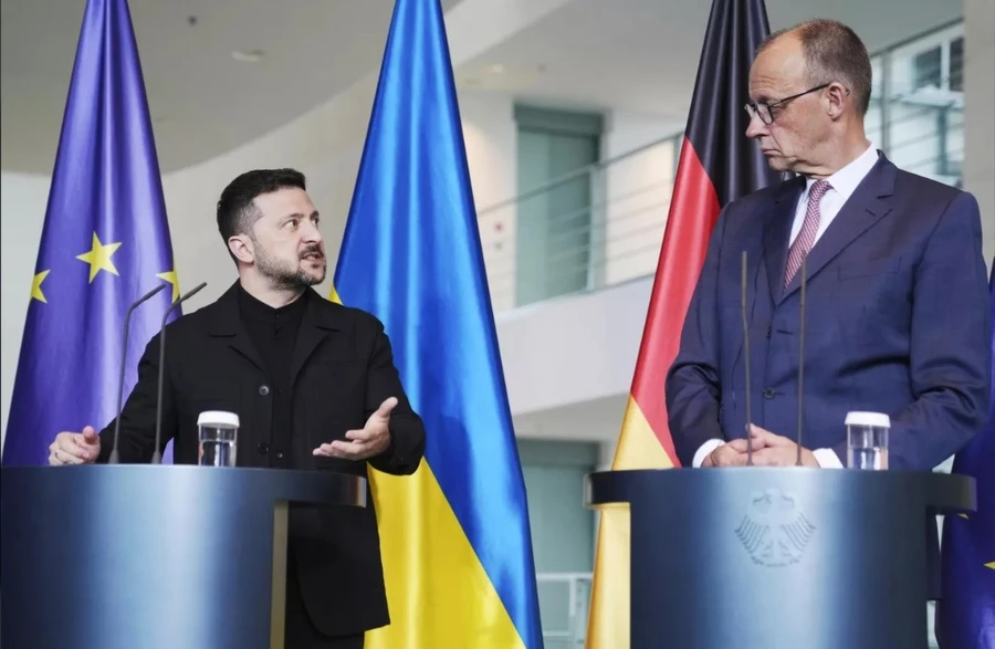 Tổng thống Volodymyr Zelensky và Thủ tướng Friedrich Merz trong một cuộc họp báo chung.