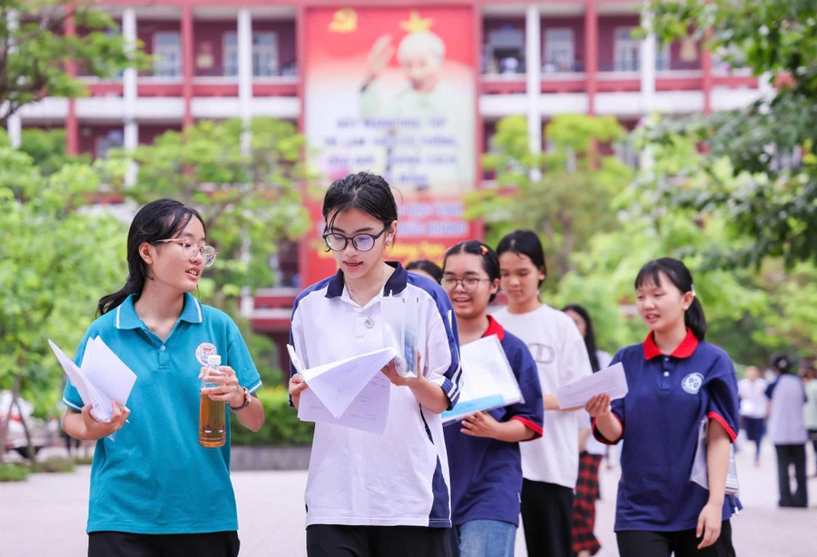 Thí sinh Nghệ An rời phòng thi sau khi kết thúc bài thi môn Toán, và cũng hoàn thành kỳ thi tuyển sinh vào lớp 10 năm 2025. Ảnh: Hồ Lài