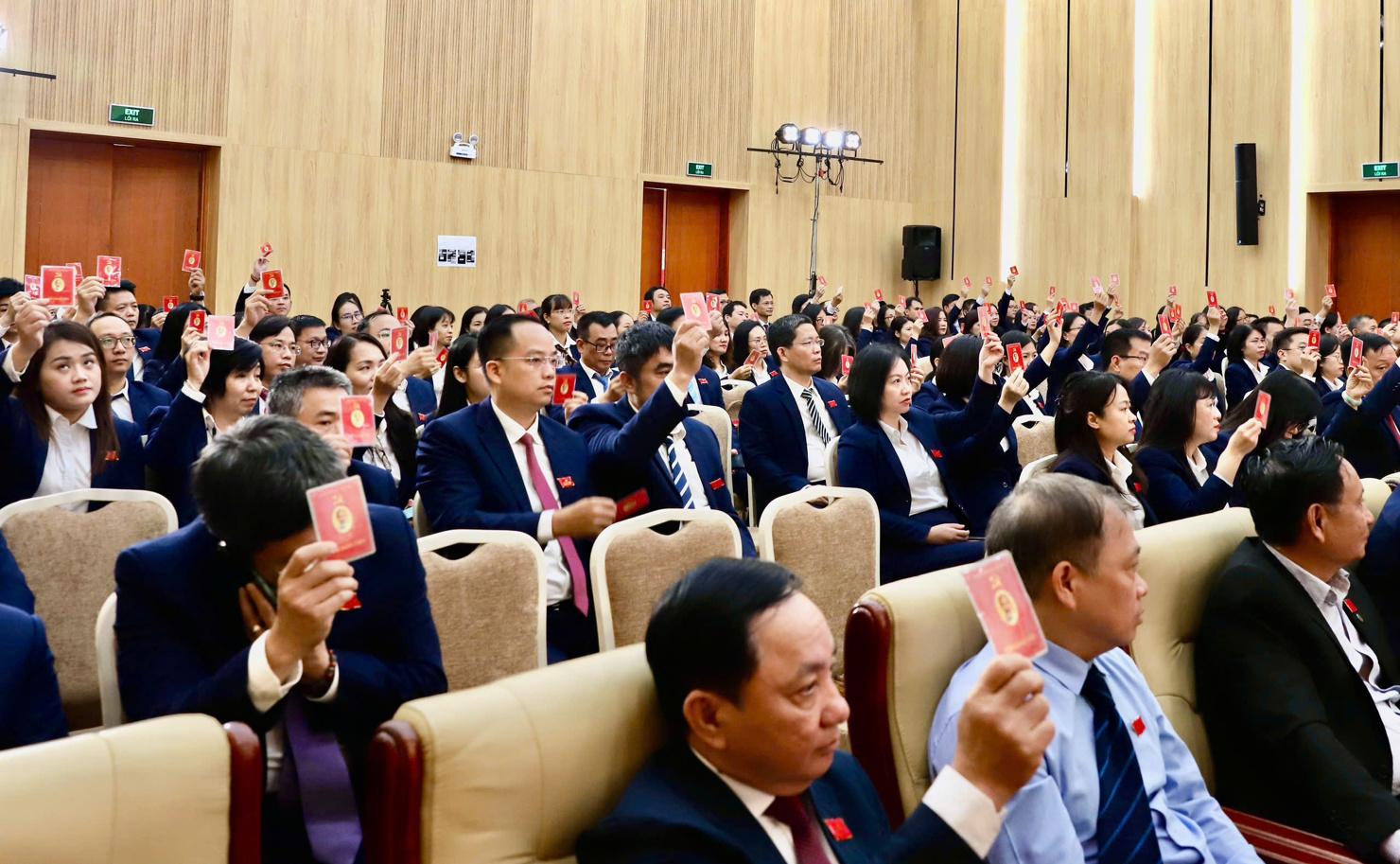 Các đại biểu nhất trí thông qua Nghị quyết.