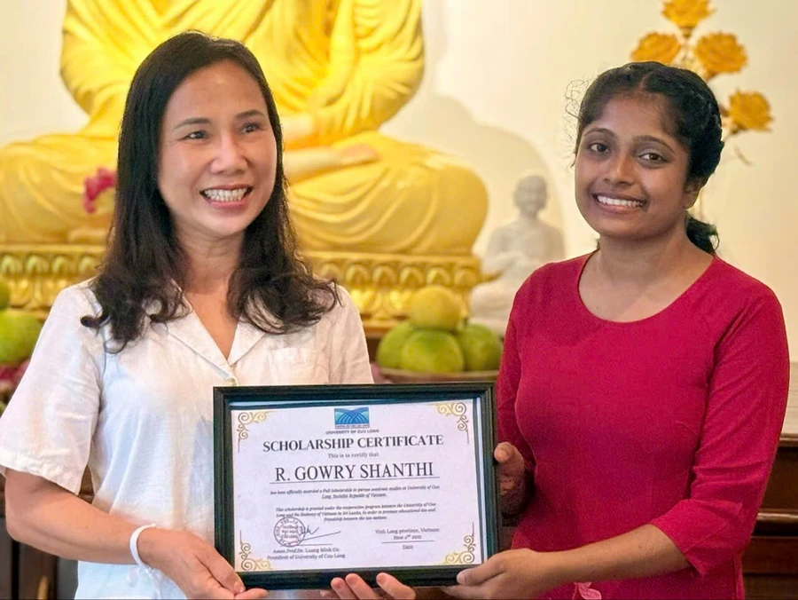 Đại sứ quán Việt Nam tại Sri Lanka trao học bổng của Trường ĐH Cửu Long cho lưu học sinh.