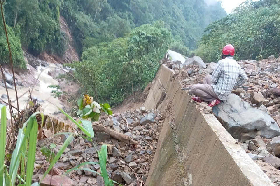 Sạt lở trên tuyến Quốc lộ 16 đoạn qua xã Nhôn Mai. (Ảnh: Hiếu An) f8d755d6a6f612a84be7-1842.jpg