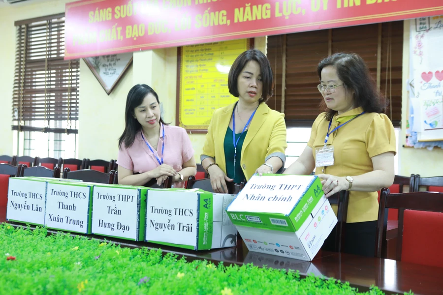Lãnh đạo điểm thi tại Trường THCS Tây Mỗ, quận Nam Từ Liêm kiểm tra các thùng chứa điện thoại cá nhân của cán bộ làm công tác thi trong các ngày thi.