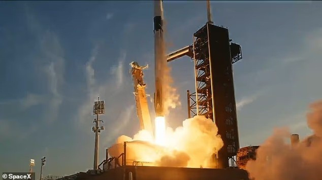 NASA đã sử dụng tàu vũ trụ SpaceX Dragon vào tháng 3 để giải cứu 2 phi hành gia NASA khỏi Trạm vũ trụ quốc tế sau khi tàu Boeing Starliner của họ bị hỏng 9 tháng trước đó mau-thuan-giua-ty-phu-elon-musk-va-ong-trump-co-the-khien-nasa-lao-dao-2.jpg