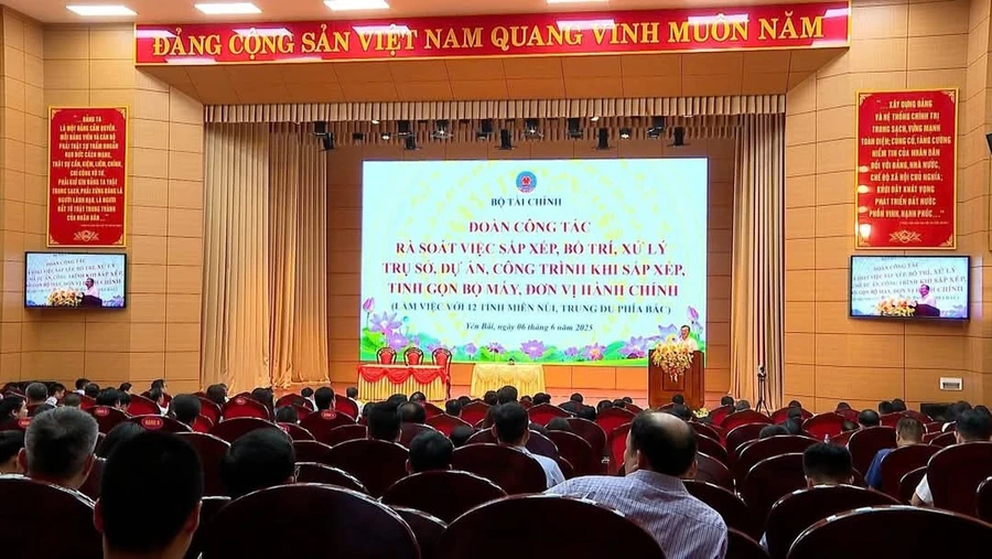 Đoàn công tác của Bộ Tài chính làm việc tại Yên Bái.