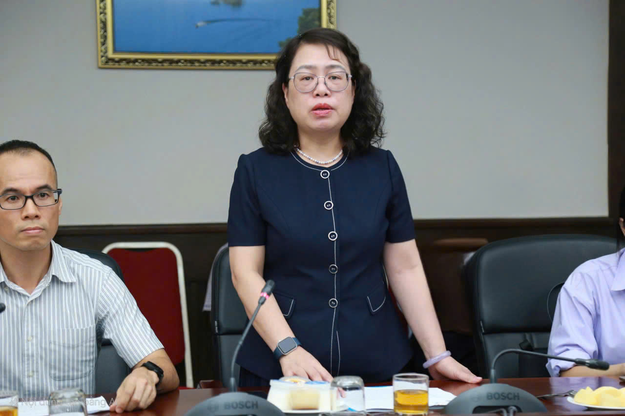 Bà Ngô Thị Nhung - Phó Giám đốc Kho bạc Nhà nước trao đổi thông tin với báo chí