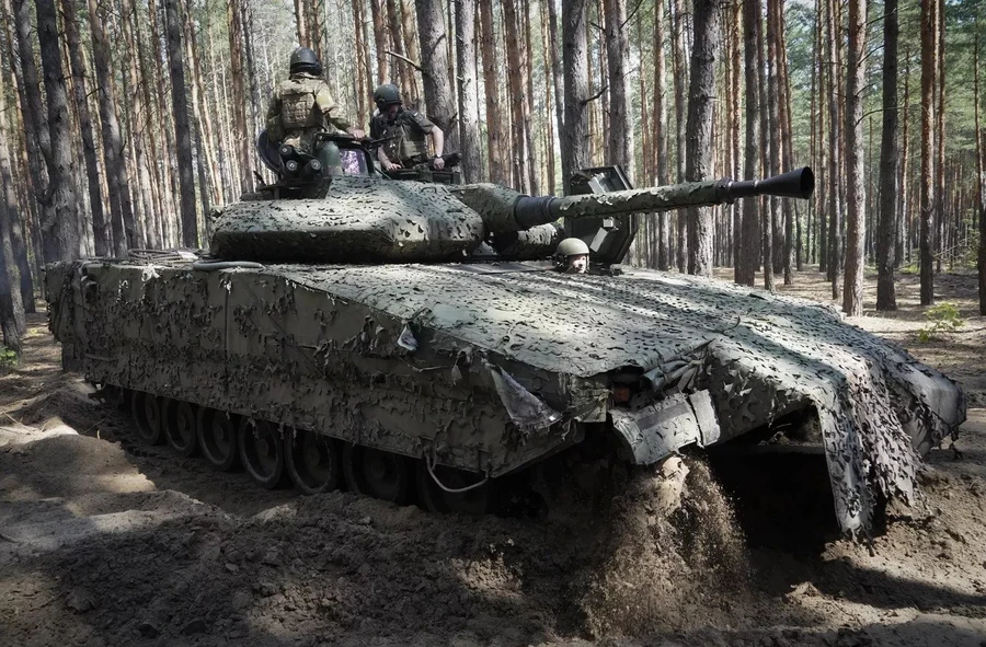 Quân nhân Ukraine trên xe chiến đấu CV90 của Thụy Điển trong rừng gần Kharkiv.