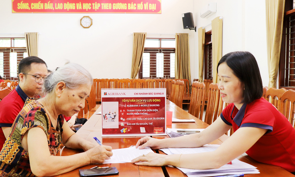 Đã có trên 81% trong tổng số người hưởng lương hưu, trợ cấp BHXH hằng tháng trên cả nước nhận tiền qua tài khoản cá nhân.