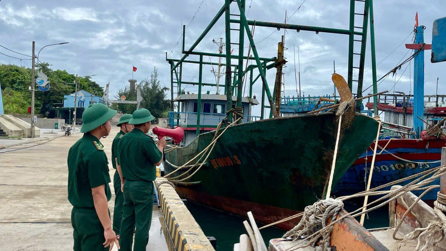 Bộ đội biên phòng kêu gọi tàu thuyền di chuyển vào khu vực neo đậu an toàn. 1463d84c-4cf8-48f5-8e15-9051b2d546b8.jpg
