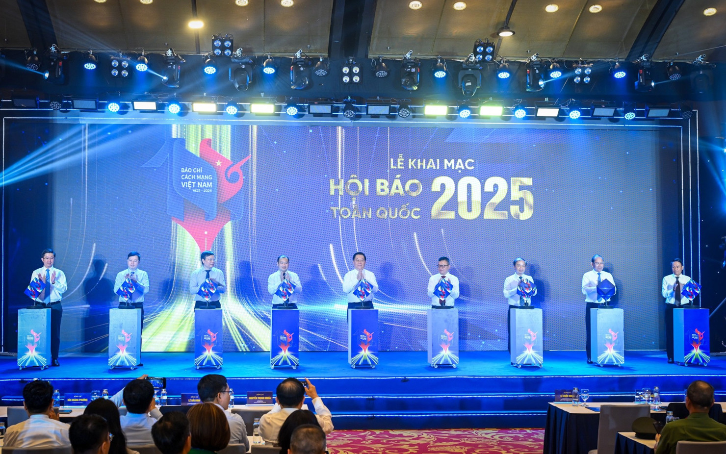 Các đại biểu bấm nút chính thức khai mạc Hội Báo toàn quốc năm 2025.