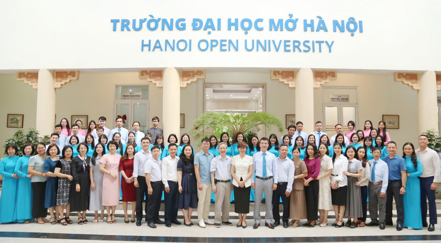 dai-bieu-tham-du.jpg