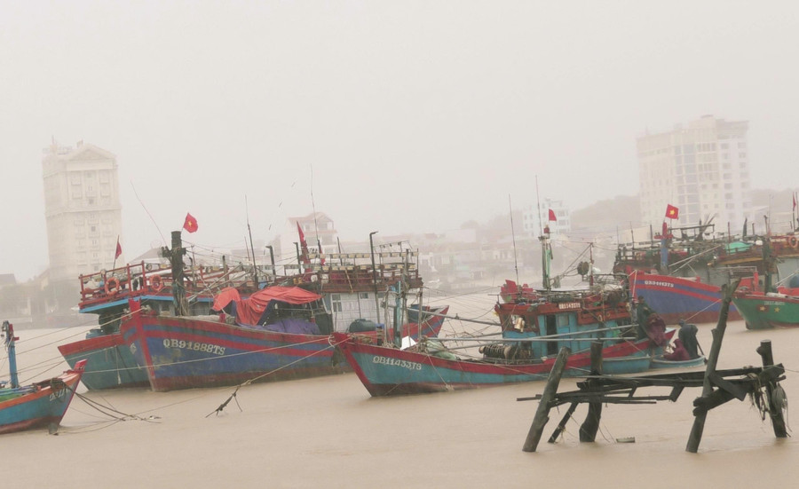 Biên phòng phối hợp các lực lượng cứu hộ thuyền có nguy cơ bị chìm. 98372ce32f7a9b24c26b.jpg