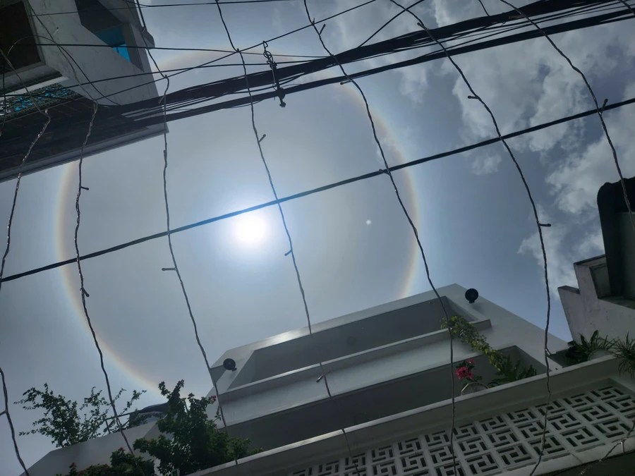 Hào quang mặt trời đẹp mắt được người dân TPHCM ghi lại. Ảnh: ML