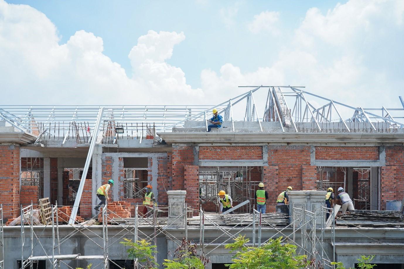 Aqua City đẩy mạnh thi công, tăng tốc hoàn thiện đồng loạt các công trình nhà ở và tiện ích tại nhiều phân khu. Ảnh: NVL