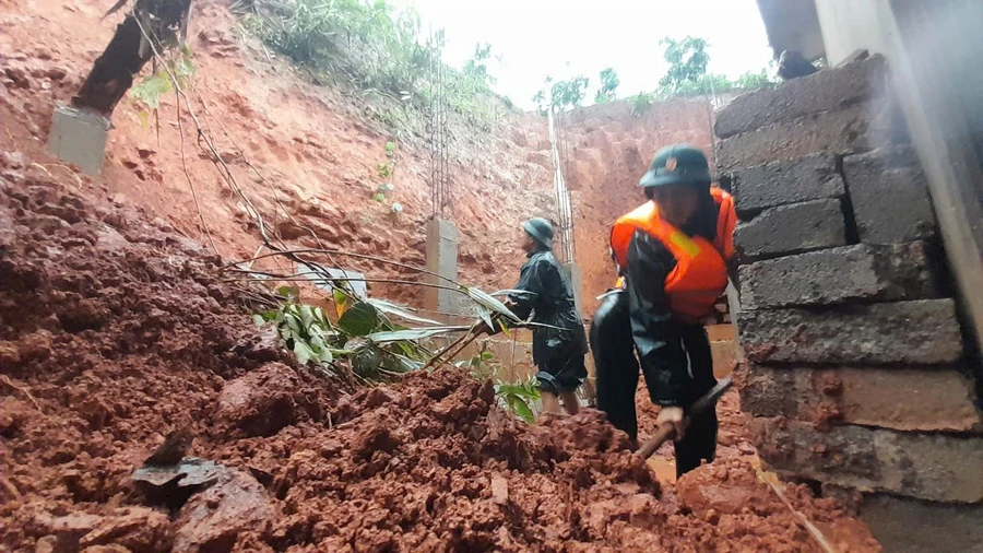 Bộ đội Biên phòng hỗ trợ người dân khắc phục sạt lở.