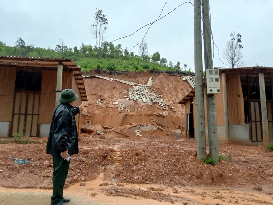 Xuất hiện sạt lở ở một khu tái định cư trên địa bàn xã Hướng Lập. 4bc3612614bfa0e1f9ae.jpg