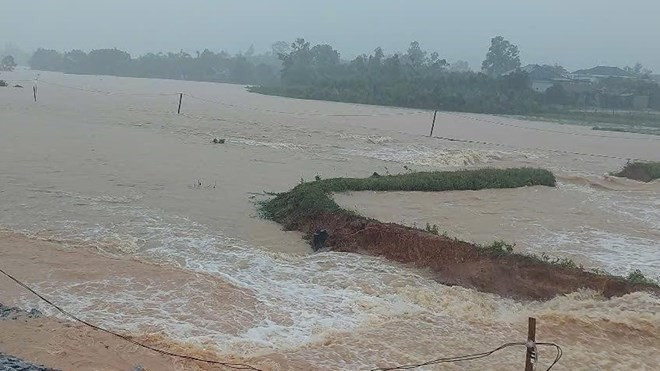 Đập Dạ Lam ở xã Thái Thủy, huyện Lệ Thủy bị vỡ một đoạn. (Ảnh: CS) dap-da-lam.jpg