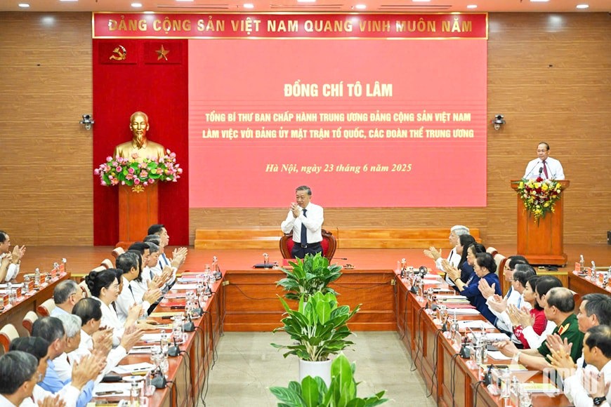 Tổng Bí thư Tô Lâm làm việc với Đảng ủy Mặt trận Tổ quốc, các đoàn thể Trung ương. Nguồn: qdnd.vn.  