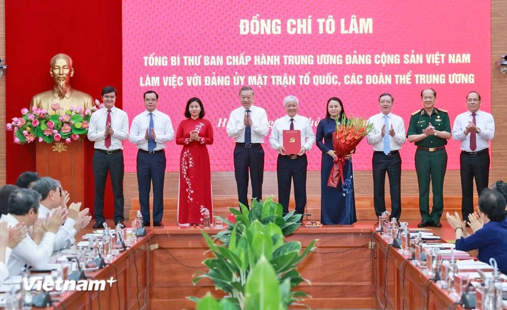 Tổng Bí thư Tô Lâm trao Quyết định số 304-QĐ/TW của Bộ Chính trị về chức năng, nhiệm vụ, tổ chức bộ máy Cơ quan Ủy ban Trung ương Mặt trận Tổ quốc Việt Nam. Ảnh: TTXVN.  