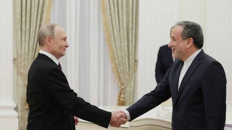 Tổng thống Nga Vladimir Putin (trái) và Ngoại trưởng Iran Abbas Araghchi.