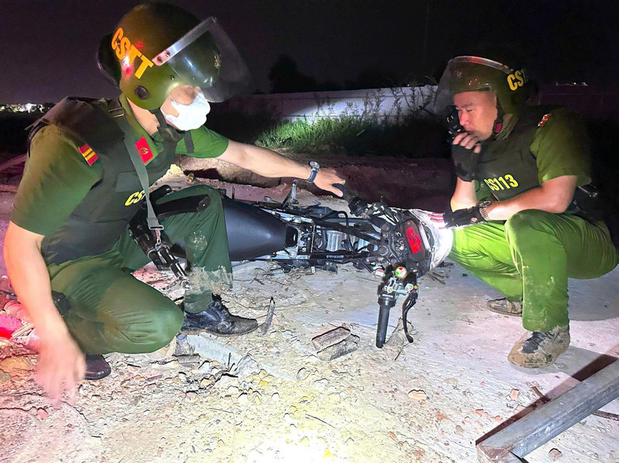 Công an thu giữ xe máy tại hiện trường.