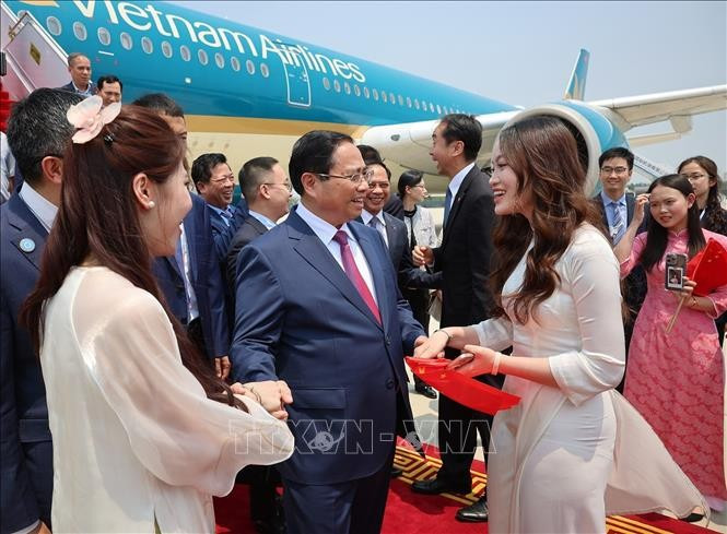 Học sinh, sinh viên Việt Nam tại Trung Quốc đón Thủ tướng Phạm Minh Chính. (Ảnh: Dương Giang/TTXVN)