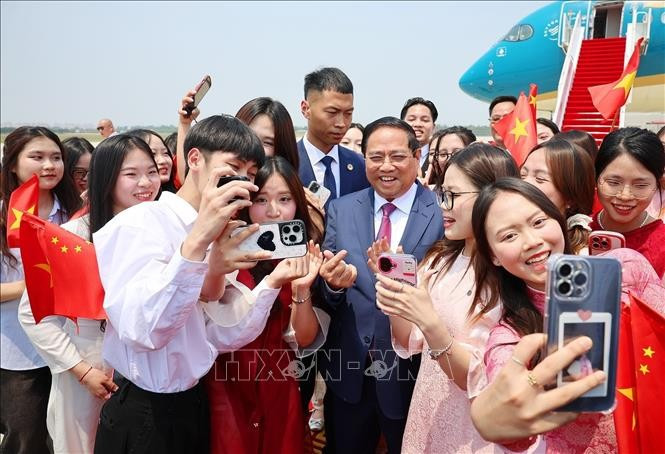 Thủ tướng Phạm Minh Chính với sinh viên, du học sinh Việt Nam tại Trung Quốc. (Ảnh: Dương Giang/ TTXVN)