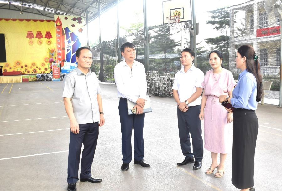 Ông Hoàng Việt Phương - Phó Chủ tịch UBND tỉnh Tuyên Quang cùng Đoàn kiểm tra công tác chuẩn bị Kỳ thi tốt nghiệp THPT năm 2025 tại điểm thi Trường THCS Lê Quý Đôn, TP Tuyên Quang (ảnh minh họa).