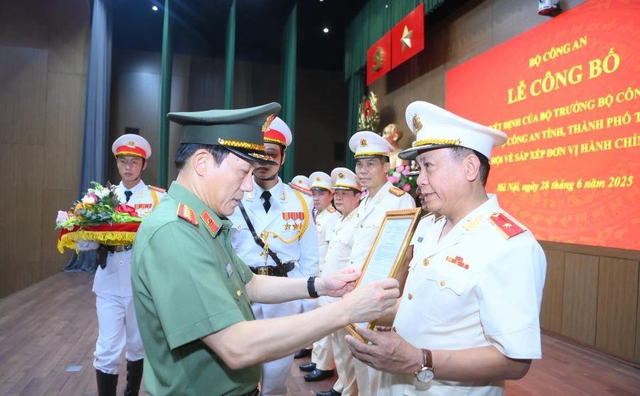 Đại tướng Lương Tam Quang, Bộ trưởng Bộ Công an trao quyết định cho Thiếu tướng Nguyễn Đức Thuận, Giám đốc Công an tỉnh Hà Giang được bố trí giữ chức vụ Giám đốc Công an tỉnh Tuyên Quang (sau khi sáp nhất Công an tỉnh Hà Giang và Công an tỉnh Tuyên Quang). 513760983-1190789493085295-1974052102230677653-n.jpg