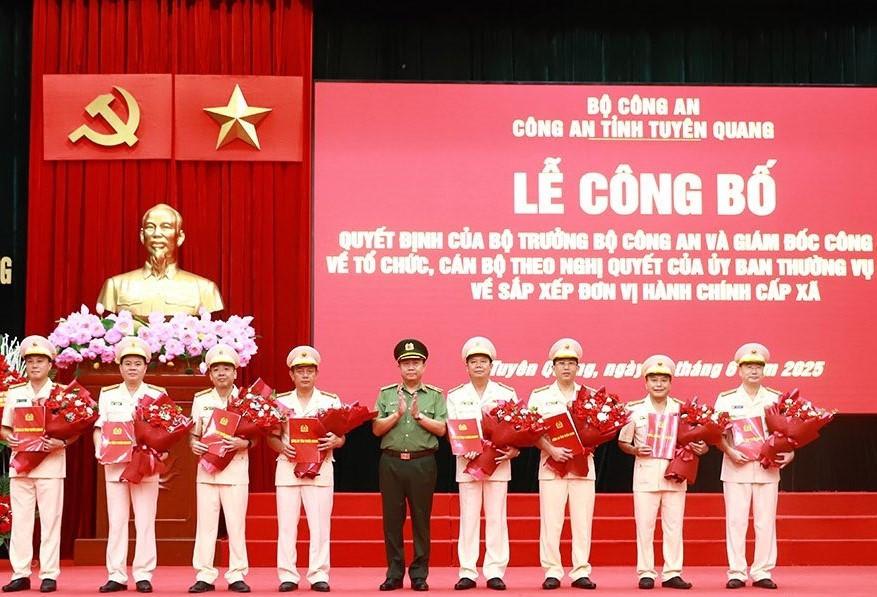 Thừa ủy quyền của Bộ trưởng Bộ Công an, Thiếu tướng Nguyễn Đức Thuận, trao Quyết định và tặng hoa cho các Phó Giám đốc Công an tỉnh Tuyên Quang (sau sáp nhập).