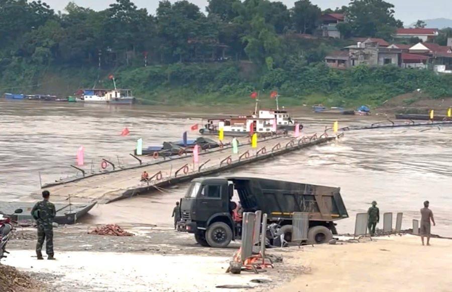 Tạm cắt khẩn cấp cầu phao Phong Châu sáng 11/6. 2.jpg