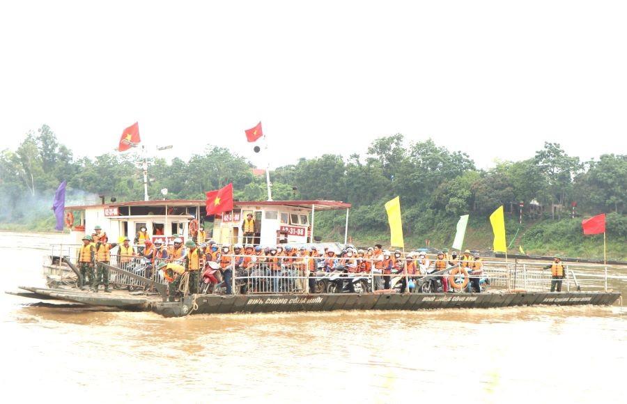 Lữ đoàn 249 đã vận hành phà quân sự đưa người dân qua sông Hồng tại khu vực cầu phao Phong Châu chiều 30/6.