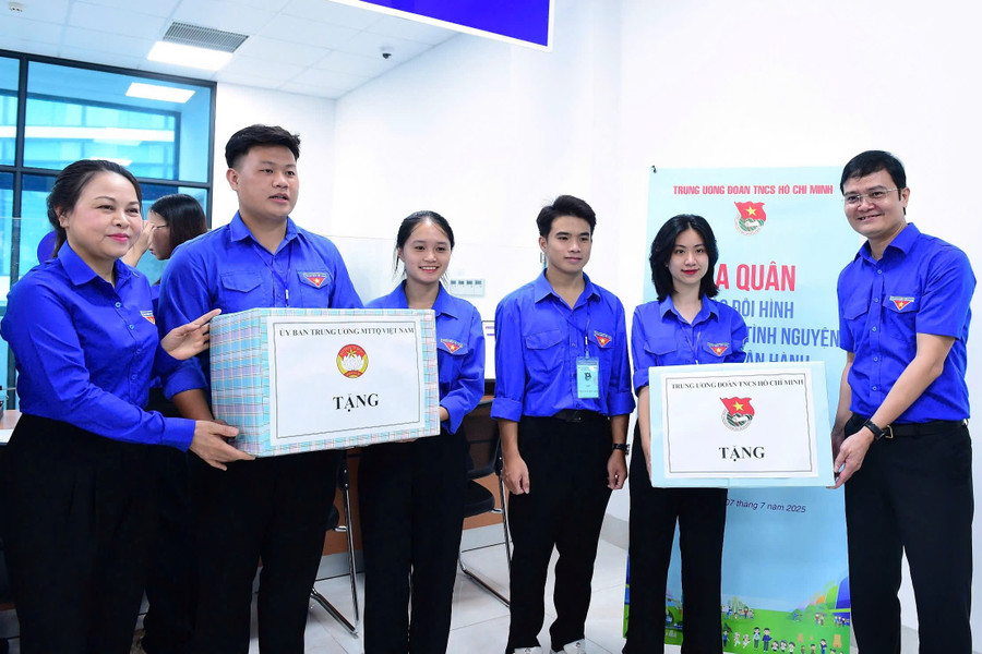Lãnh đạo Mặt trận Tổ quốc Việt Nam, Trung ương Đoàn Thanh niên Cộng sản Hồ chí Minh động viên các tình nguyện viên tại phường Cầu Giấy. Ảnh: Linh Phan. c3553a919ae32cbd75f2.jpg