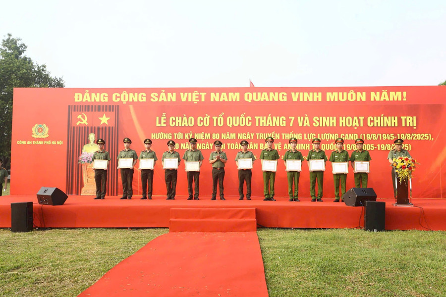 Có 18 tập thể, cá nhân được nhận Bằng khen của UBND thành phố trong lễ phát động phong trào thi đua. catp4.jpg