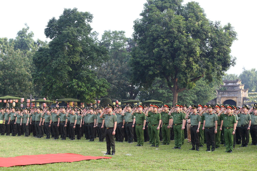 Ban Giám đốc Công an Hà Nội và hơn 1.600 cán bộ, chiến sĩ tại lễ chào cờ. catp2.jpg