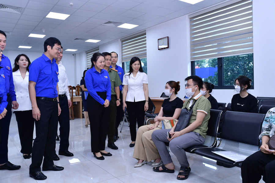 Các đại biểu trực tiếp có mặt tại Trung tâm phục vụ hành chính công phường Cầu Giấy để theo dõi công tác hỗ trợ người dân thực hiện các thủ tục hành chính. Ảnh: Linh Phan. db3f71f3d18167df3e90.jpg