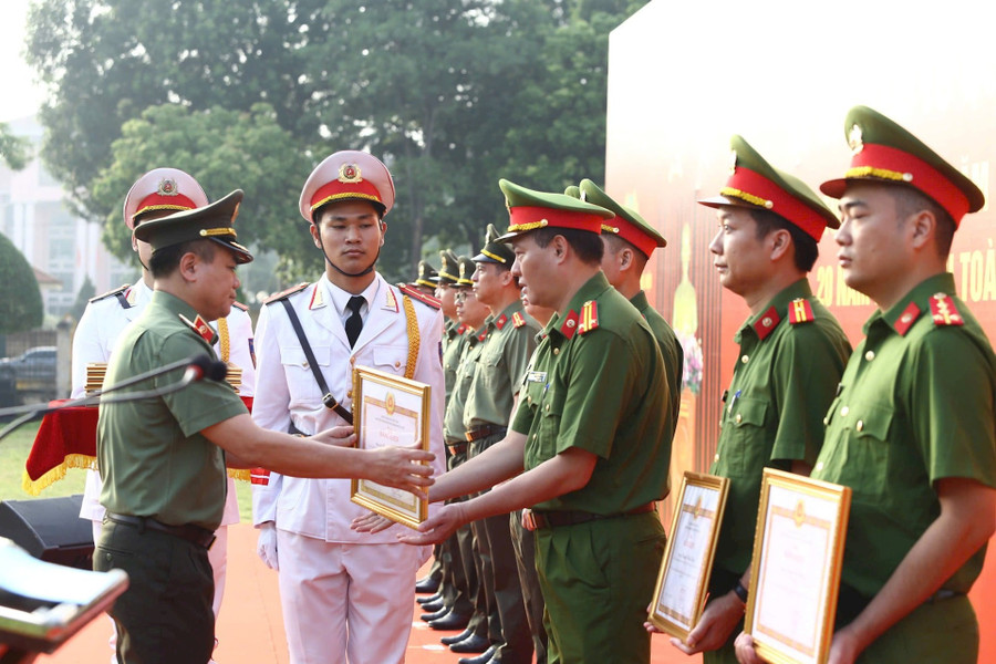 Trung tướng Nguyễn Thanh Tùng, Giám đốc Công an Hà Nội trao bằng khen của UBND thành phố cho các tập thể và cá nhân. catp3.jpg
