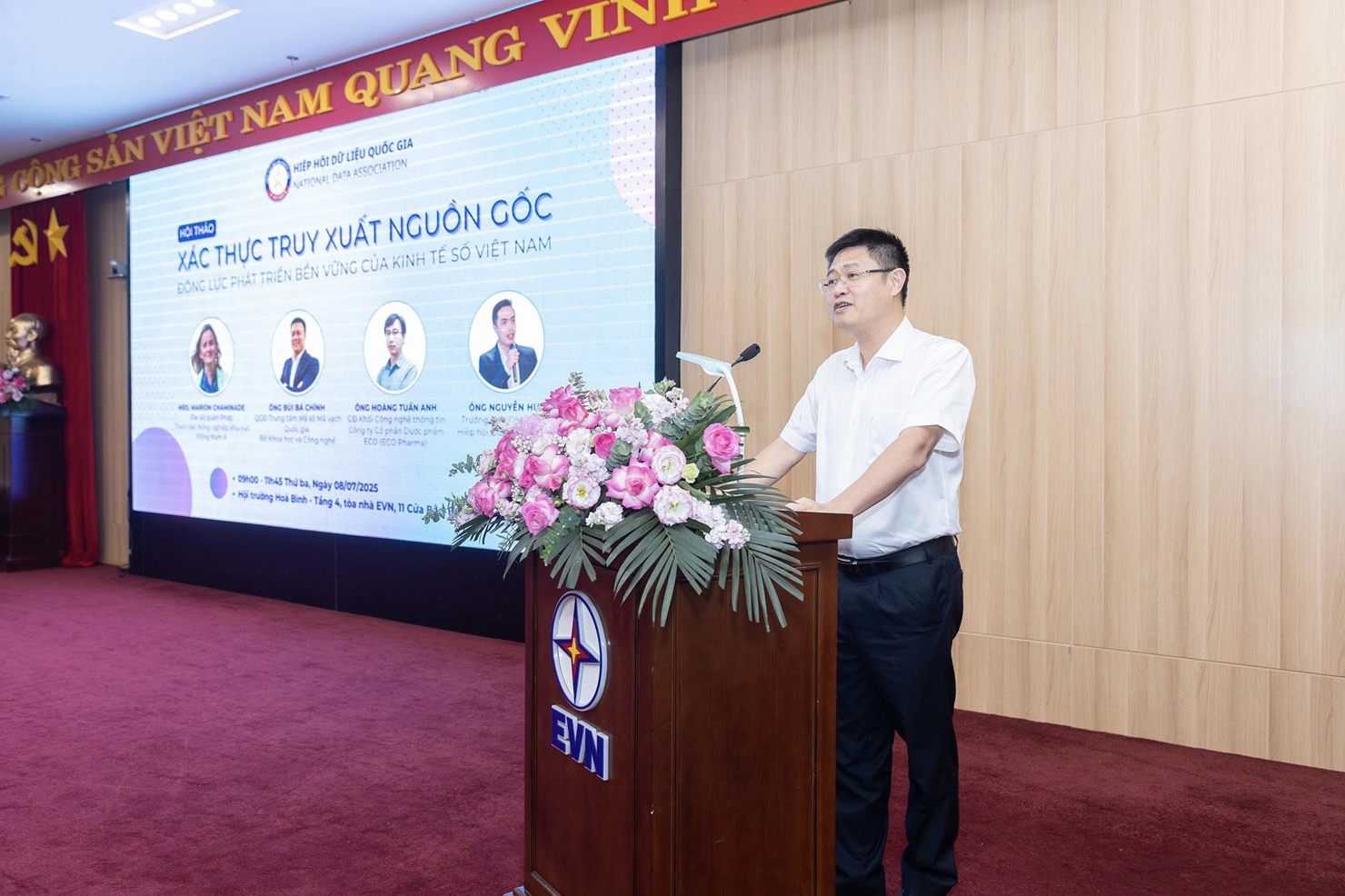 Đại tá Phạm Minh Tiến - Phó Giám đốc Trung tâm Dữ liệu Quốc gia, Bộ Công an, Ủy viên Ban chấp hành Hiệp hội Dữ liệu quốc gia phát biểu tại Hội thảo.