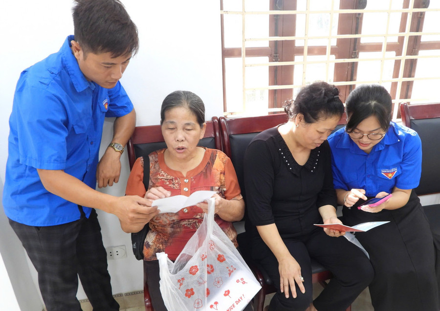 Tình nguyện viên hỗ trợ người dân tại Trung tâm phục vụ hành chính công phường Phố Hiến.