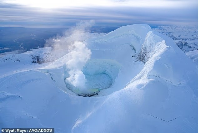 Núi Spurr, một ngọn núi lửa cao khoảng 3.350 mét, nằm cách Anchorage, Alaska khoảng 124 km.