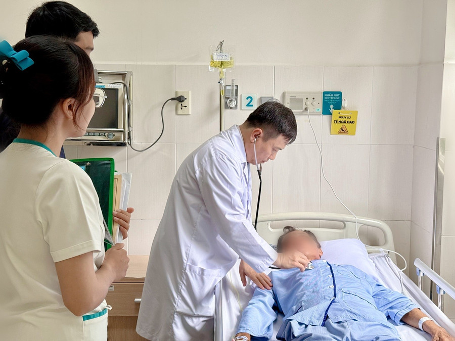 Bác sĩ thăm khám cho bệnh nhân.
