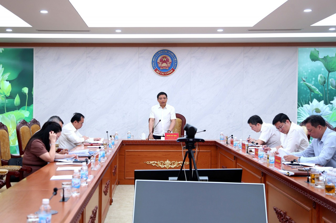 Đảng ủy Bộ Tài chính chỉ đạo tăng cường giáo dục về vai trò, nhiệm vụ, trách nhiệm nêu gương của cán bộ, đảng viên, nhất là cấp ủy, bí thư cấp ủy, thủ trưởng cơ quan, đơn vị để lãnh đạo, chỉ đạo và thực hiện có hiệu quả công tác phòng, chống lãng phí.