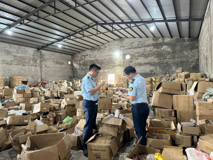 Lực lượng Quản lý thị trường tỉnh Quảng Ninh tại hiện trường.