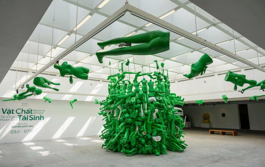 Một cụm tác phẩm trong không gian triển lãm.