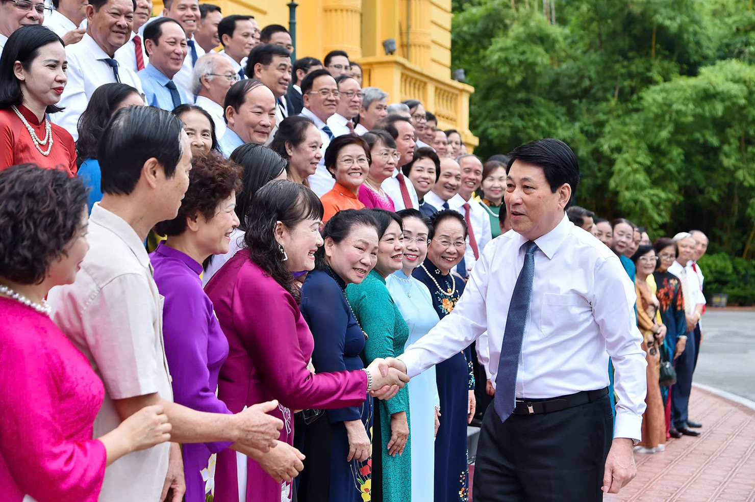 Chủ tịch nước Lương Cường gặp mặt thân mật với đoàn đại biểu cán bộ Hội khuyến học tiêu biểu toàn quốc. (Ảnh: THỦY NGUYÊN)