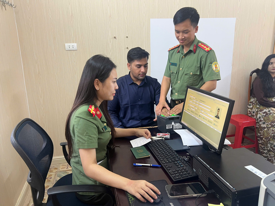 Cán bộ Phòng Quản lý Xuất nhập cảnh (Công an Hà Tĩnh) hướng dẫn người nước ngoài làm thủ tục định danh mức độ 2. z6794068749897-8b949b627b625a80bc75c47e3d9c293a.jpg